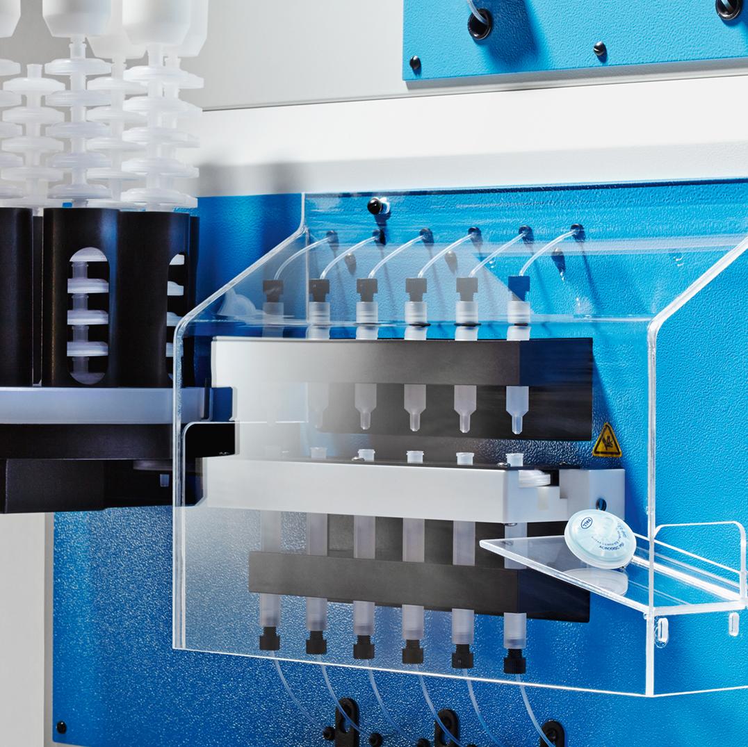 The integrated filter station automates the change of standard syringe filters on all 6 channels at each run, each sampling point, or at media change.