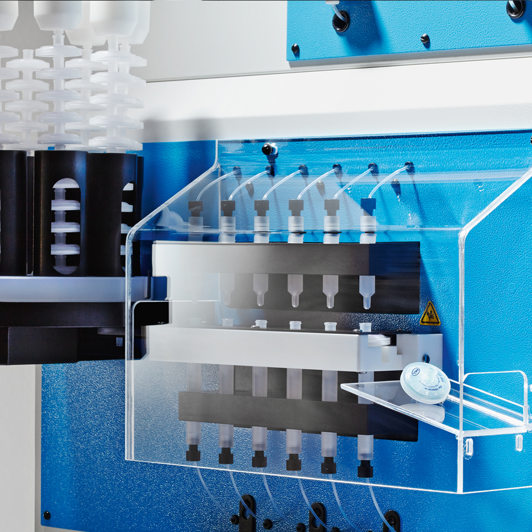 The integrated filter station automates the change of standard syringe filters on all 6 channels at each run, each sampling point, or at media change.