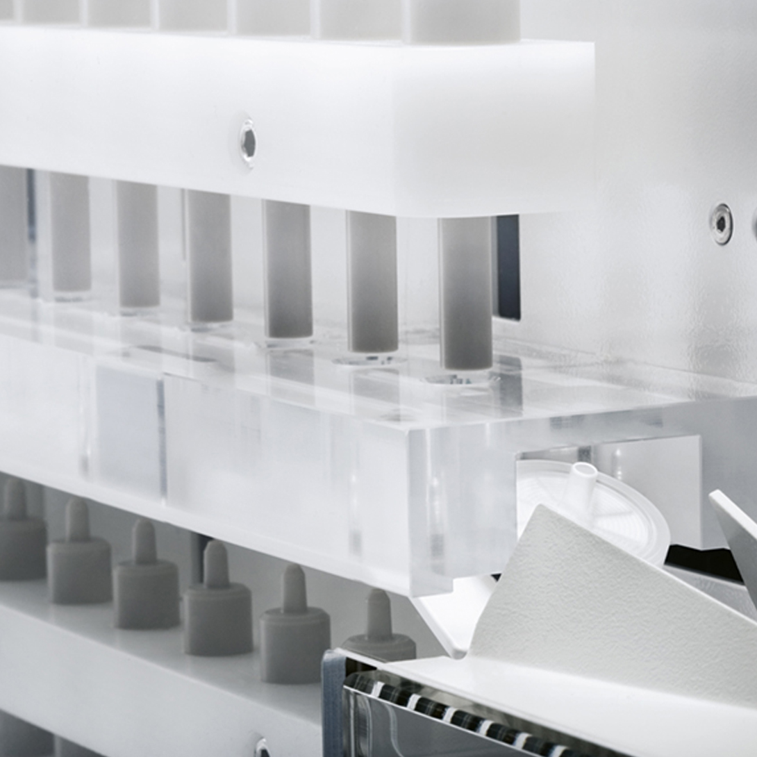 The FS filter station automatically performs filter changes on 6-8 channels simultaneously during dissolution tests.