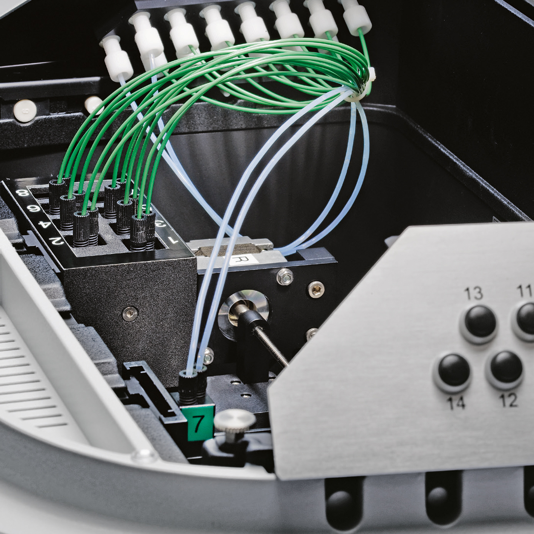 Specord UV-Vis leistungsstarker Doppelstrahl-Spektrophotometer mit CDD für die Analyse von Lösungsproben.