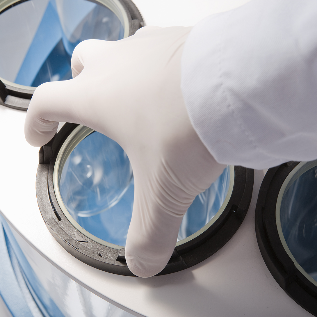 Self-centering vessels with quick-lock system AutoCompliance with self-centering dissolution vessels.