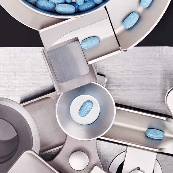 An integrated weighing module is directly positioned on the automated tablet hardness tester AT50 thanks to its universal high-speed feeder, which consistently separates tablets of different shapes and sizes.
