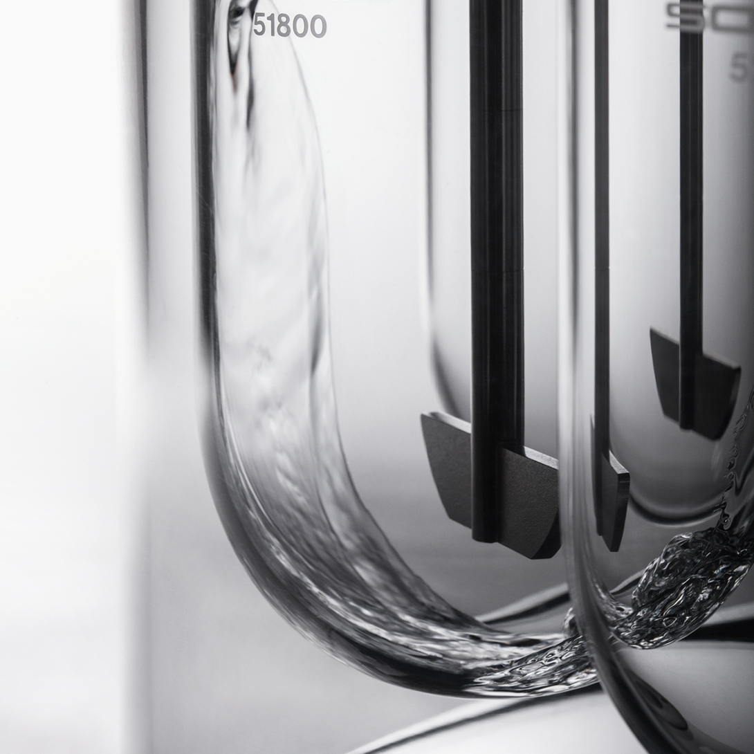 The integrated space saving design of the AT MD offers a protected central space for individual adjustable cameras and an indirect lighting source.