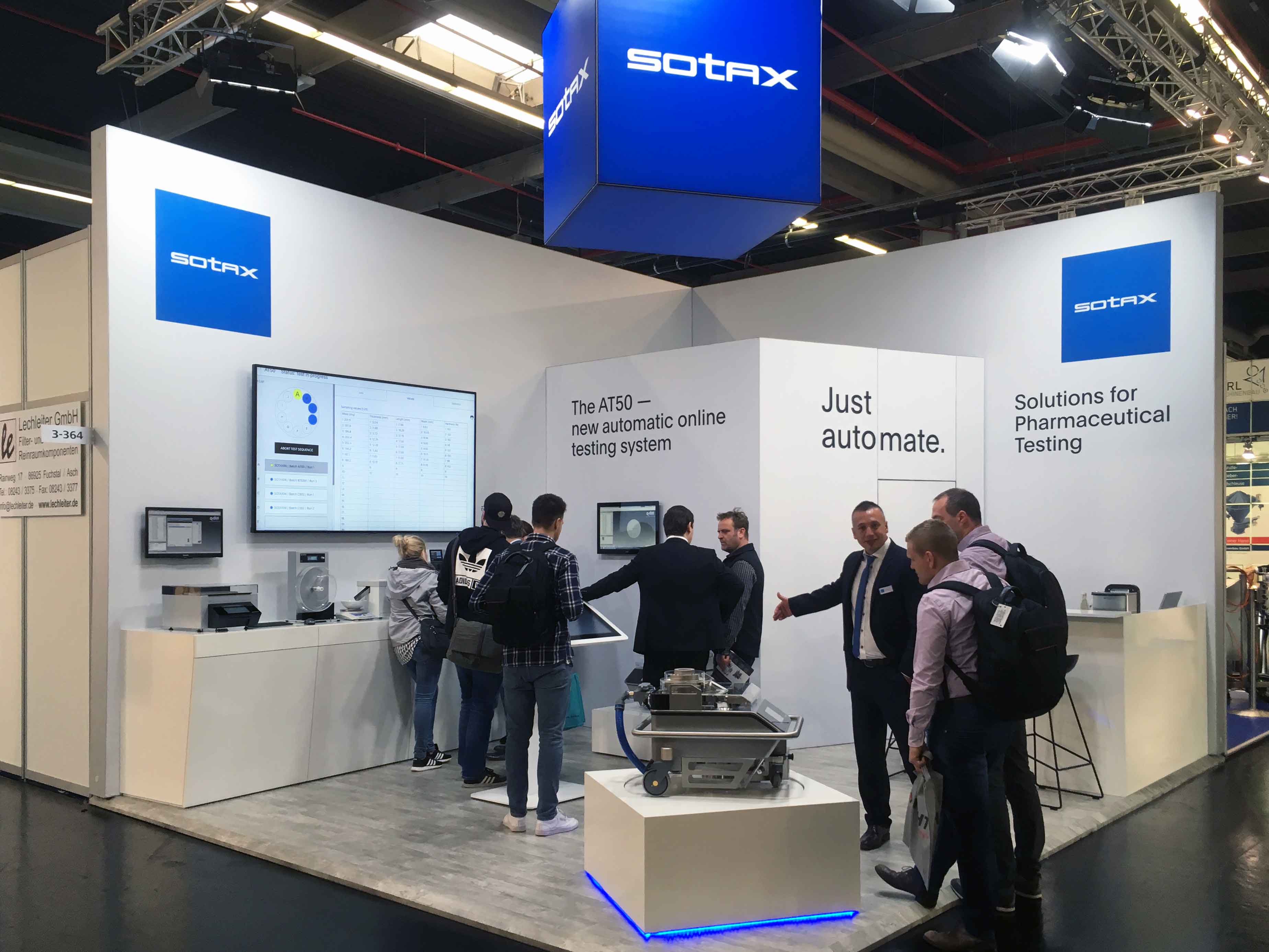 El estand de SOTAX con el nuevo medidor de dureza de comprimido AT50 en la exposición Powtech 2019